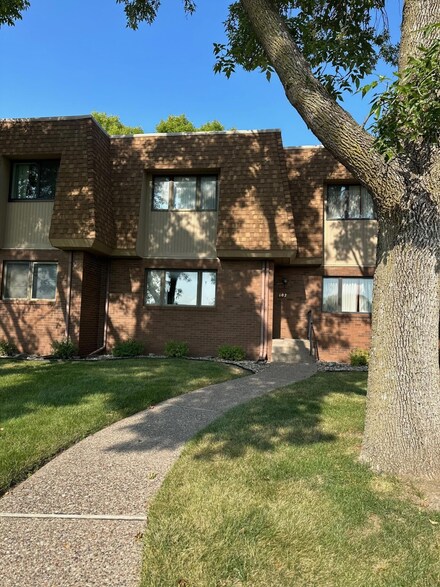 2236 Fareway Dr, Muscatine, IA 52761