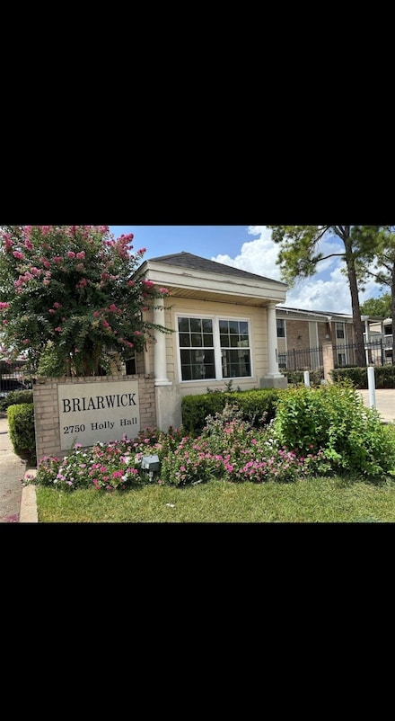 2750 Holly Hall St Unit 811, Houston, TX 77054