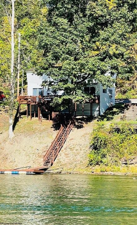 1312 Rivershore Dr, Fairmont, WV 26554