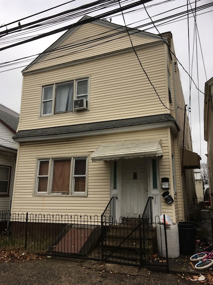 75 W 19th St, Bayonne, NJ 07002