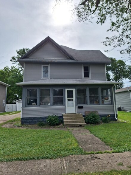 502 N 5th St, Estherville, IA 51334