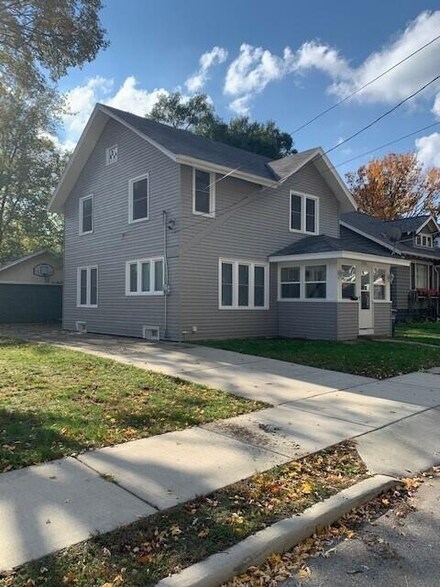 915 Ireland Ave, Muskegon, MI 49441