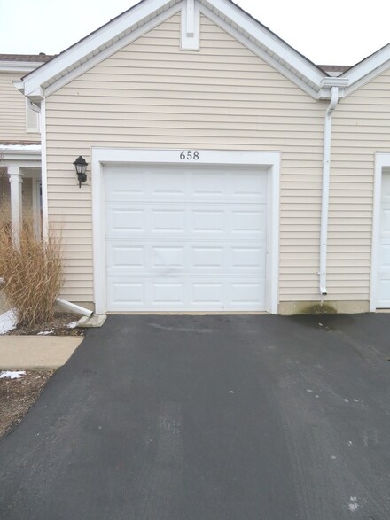 658 Springwood Dr Unit 18E3, Joliet, IL 60431
