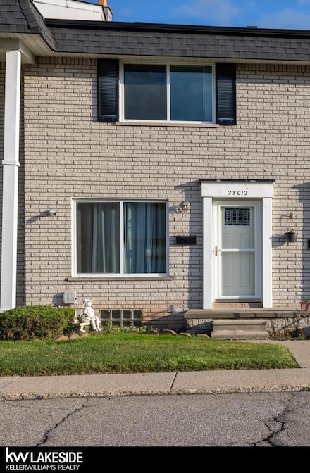 28012 Universal Dr, Warren, MI 48092