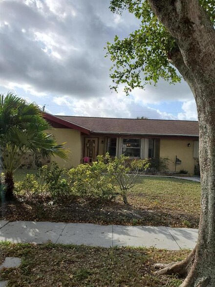 1356 N Mangonia Dr, West Palm Beach, FL 33401