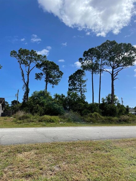 1689 SE Chello Ln, Port St. Lucie, FL 34983