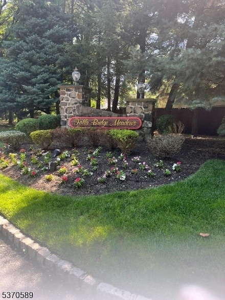42 Falls Bridge Dr, Totowa, NJ 07512