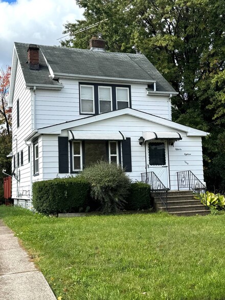 5618 Cumberland Dr, Cleveland, OH 44125