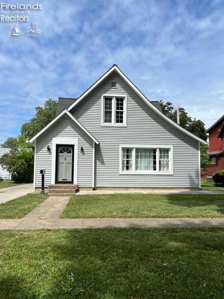 510 Jackson St, Port Clinton, OH 43452