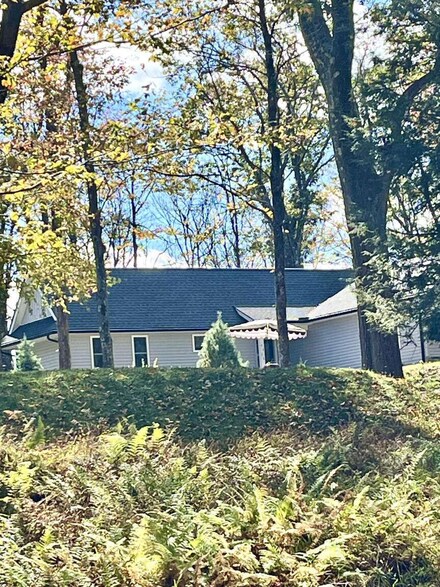 4426 Skyline Dr, Canadensis, PA 18325