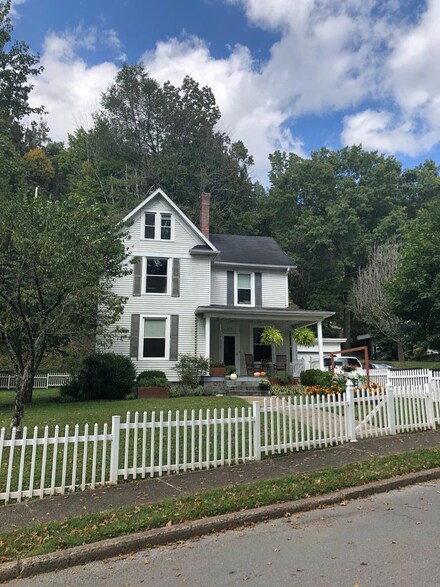 705 Court, Paintsville, KY 41240