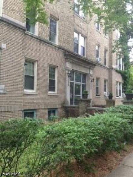 16 Seymour St, Montclair, NJ 07042