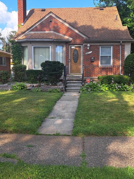 18066 Strathmoor St, Detroit, MI 48235