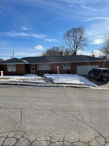 104 E Pioneer Ave, Shenandoah, IA 51601