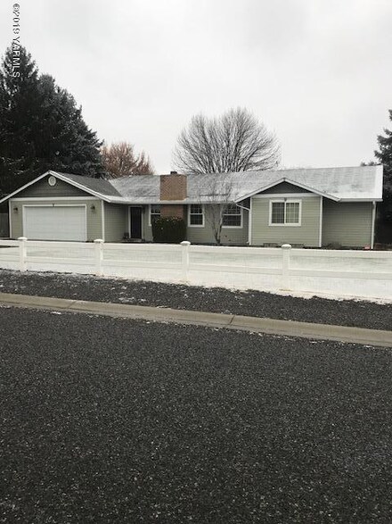 5179 Lyons Loop, Yakima, WA 98903