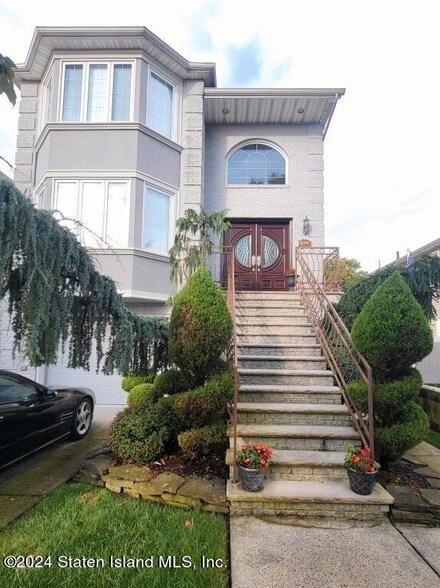 270 Lamport Blvd, Staten Island, NY 10305