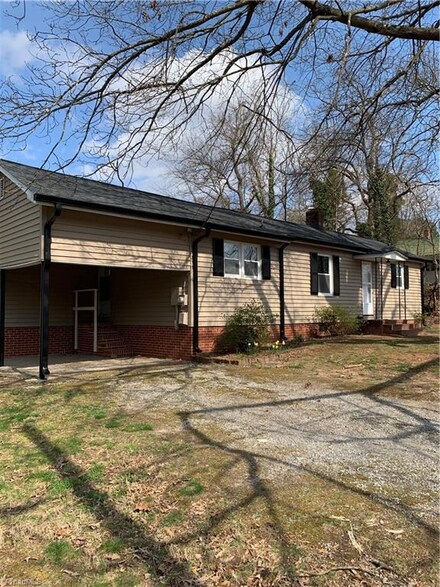 102 W Cardwell St, Madison, NC 27025