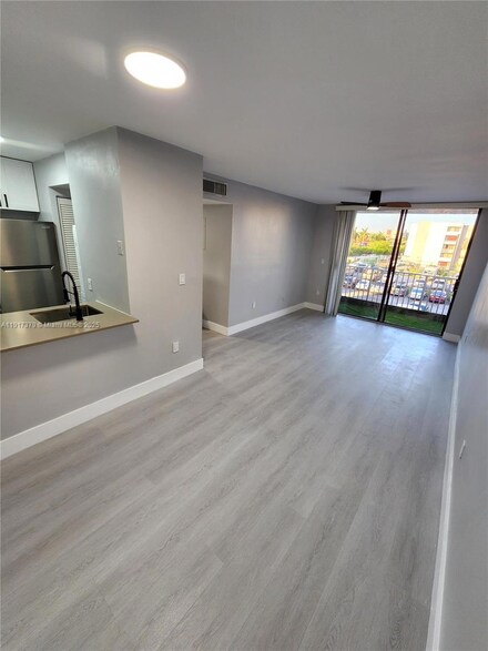 8145 NW 7th St Unit 320, Miami, FL 33126