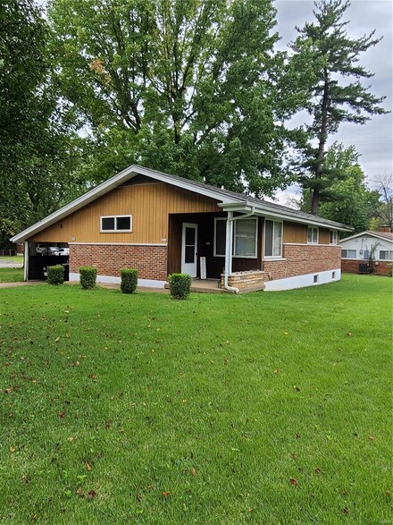 9731 Lanier Dr, Saint Louis, MO 63136