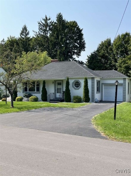 6 Benton Cir, Utica, NY 13501