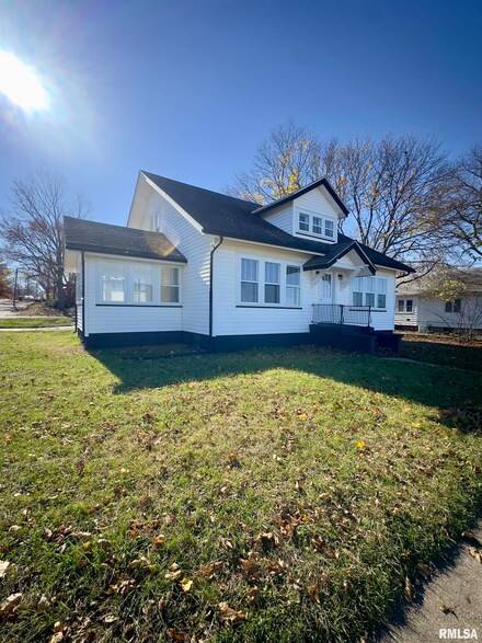 602 W Main St, South Pekin, IL 61564