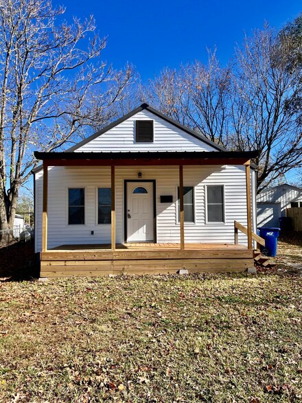 1004 S Thomasville Rd, Houston, MO 65483