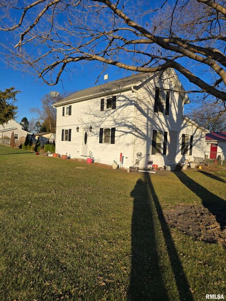 21025 Cedar St, Laura, IL 61451