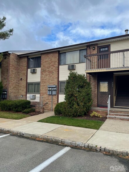 731 Cricket Ln, Woodbridge, NJ 07095