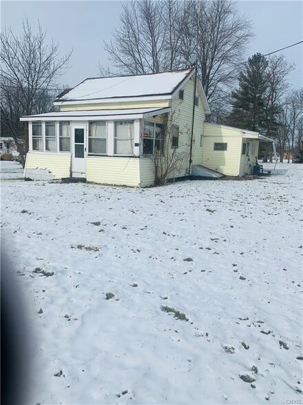 636 Farleys Point Rd, Union Springs, NY 13160
