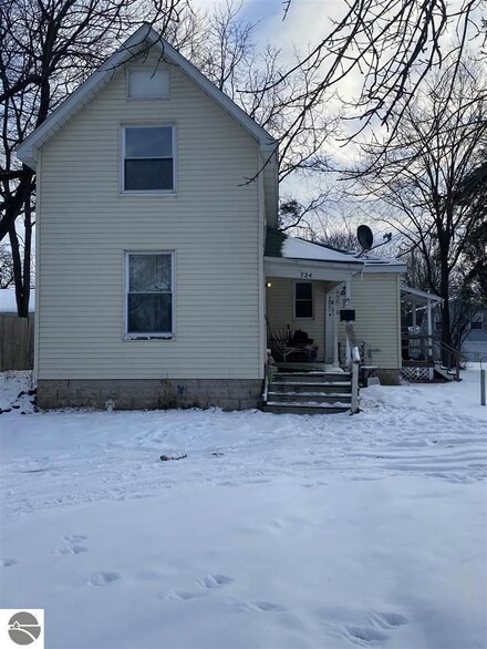 724 Pine Ave, Alma, MI 48801