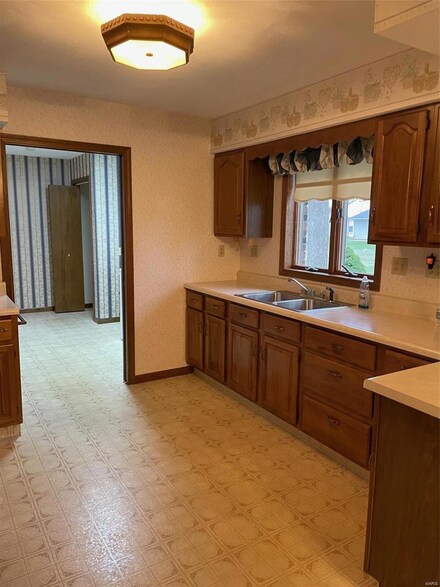 301 W 2nd St, Aviston, IL 62216