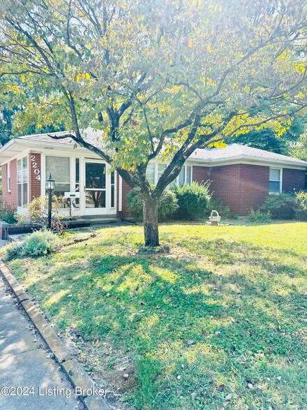 2204 Garrs Ln, Louisville, KY 40216