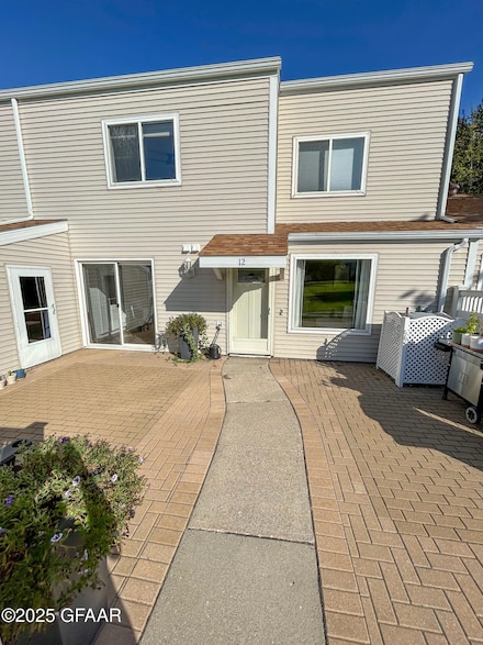12 Parkview Cir, Grand Forks, ND 58201