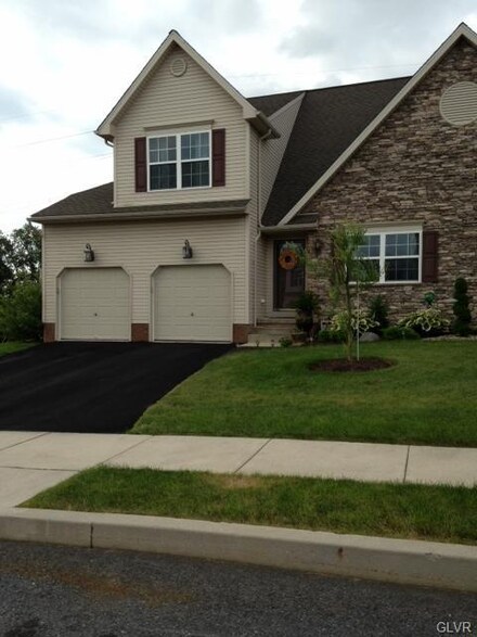 876 Graystone Cir, Northampton, PA 18067
