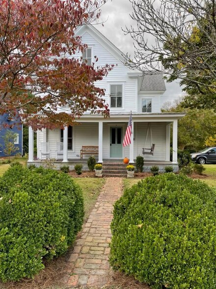 9 Lake St, Onancock, VA 23417