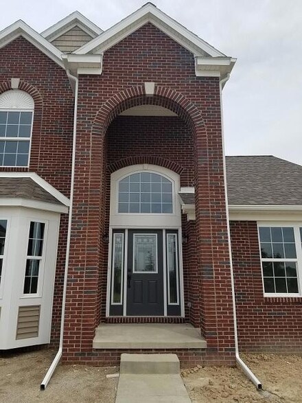 10679 Valley View Dr, Saline, MI 48176