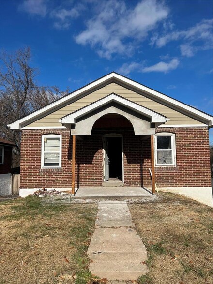 8705 Kendale Dr, Saint Louis, MO 63121