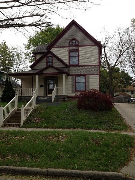 28 Lowell Ave NE, Grand Rapids, MI 49503