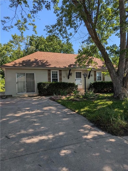 302 SW Glendana St, Lees Summit, MO 64081