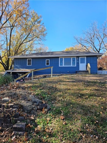 328 Matthews Ln, Gower, MO 64454