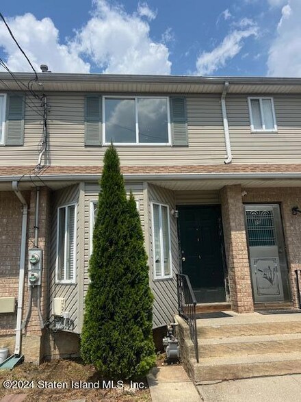 17 Clarion Ct, Staten Island, NY 10310