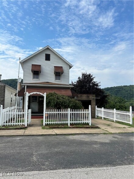 202 Grant St, Newell, WV 26050