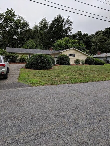 8 Doris Rd, Framingham, MA 01701