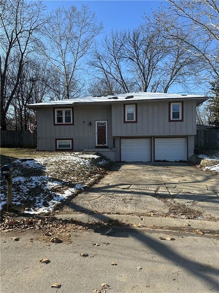 1304 SE Queens Ct, Oak Grove, MO 64075