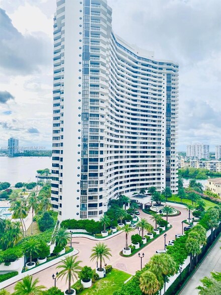 1000 W Island Blvd Unit 310, Aventura, FL 33160