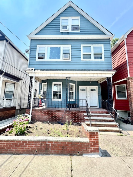 4 Pavonia Ct, Bayonne, NJ 07002