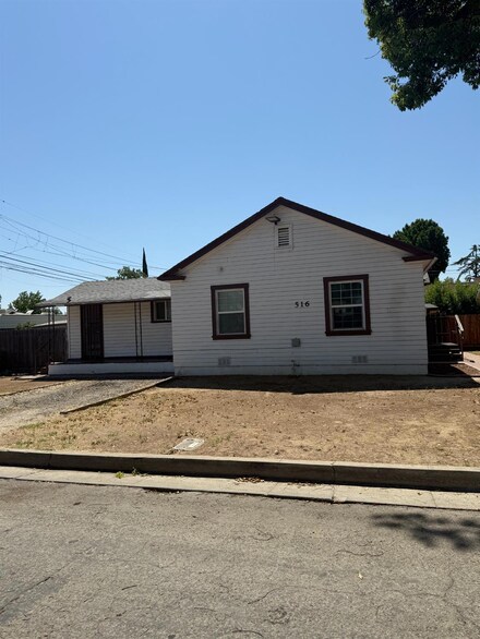 516 W 7th St, Madera, CA 93637