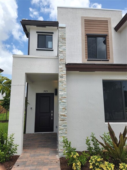 965 NE 211th St Unit 965, Miami, FL 33179