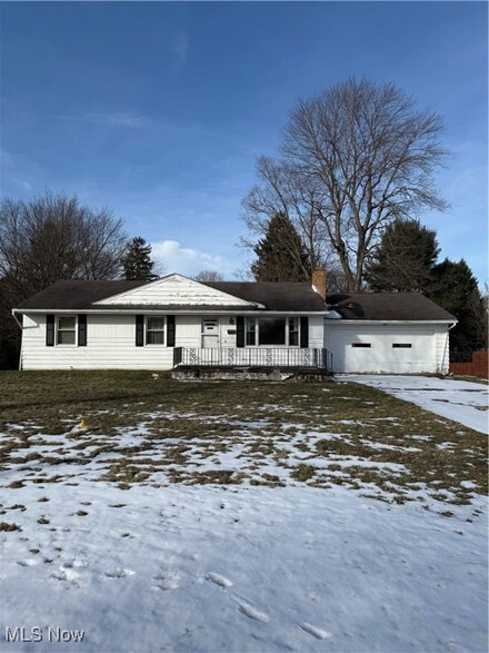 6065 Frontier Dr, Youngstown, OH 44514