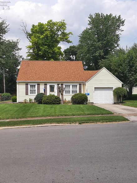 102 Shumaker Dr, Bellevue, OH 44811